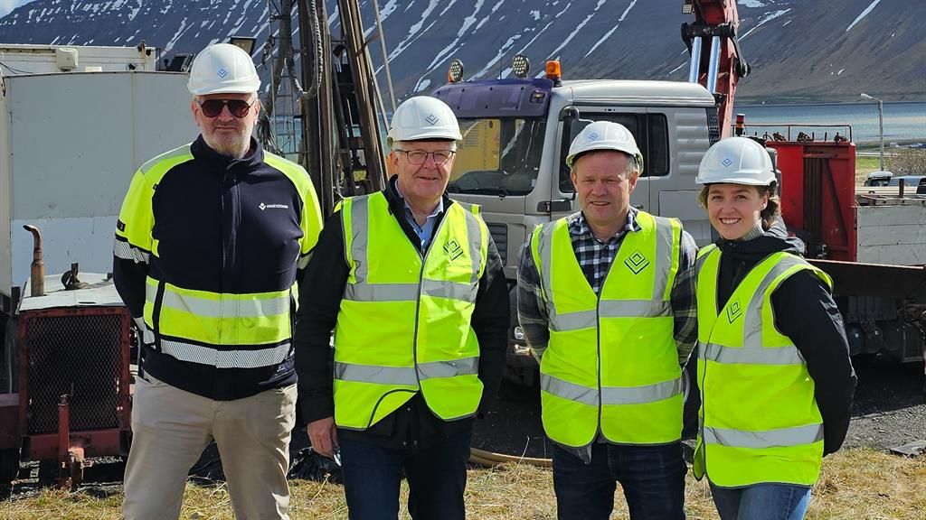    Á myndinnin  eru talið frá vinstri: Halldór V. Magnússon, framkvæmdastjóri veitusviðs  Elías Jónatansson, orkubússtjóri  Sölvi R. Sólbergsson, framkvæmdastjóri orkusviðs Elena Dís Víðisdóttir, verkefnastjóri á orkusviði
